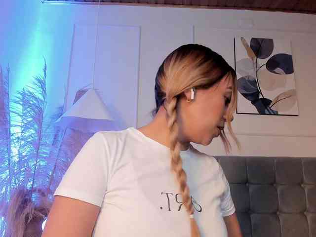 Nicole_Voshkie webcam