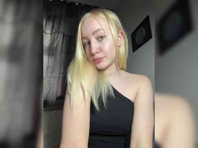 BLONDINO4KA webcam