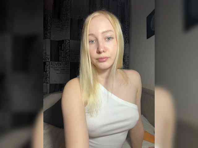 BLONDINO4KA webcam