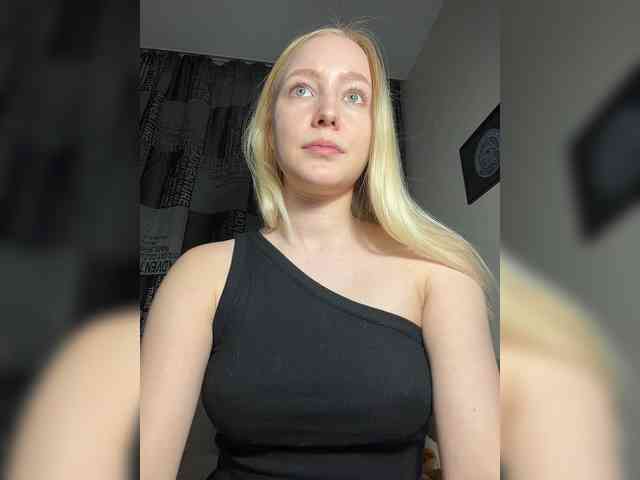 BLONDINO4KA webcam
