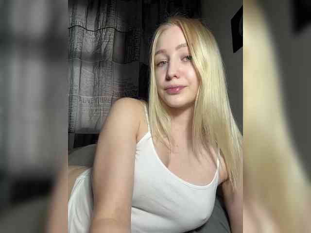 BLONDINO4KA webcam