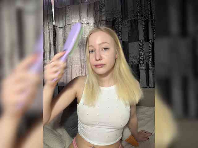 BLONDINO4KA webcam