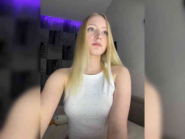 BLONDINO4KA webcam