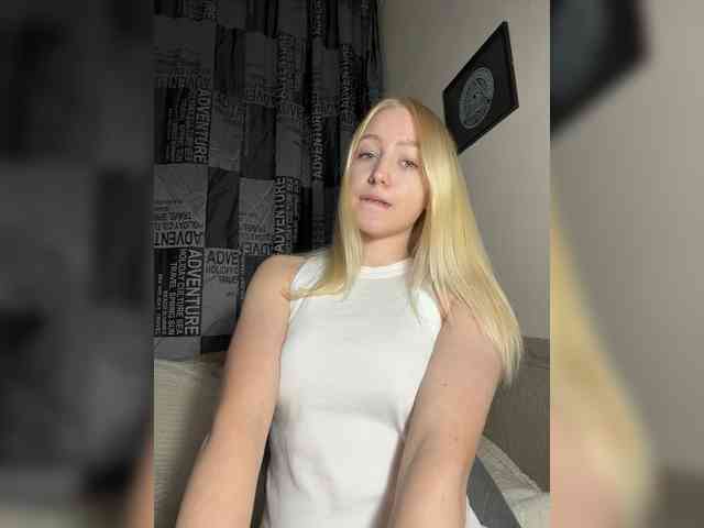 BLONDINO4KA webcam