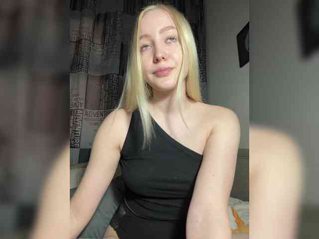BLONDINO4KA webcam