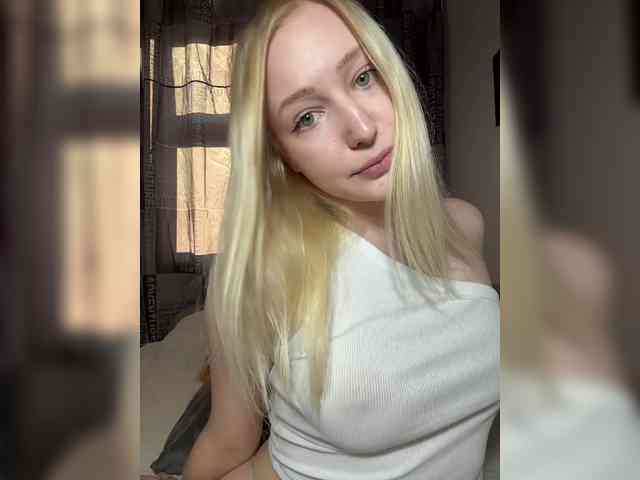 BLONDINO4KA webcam