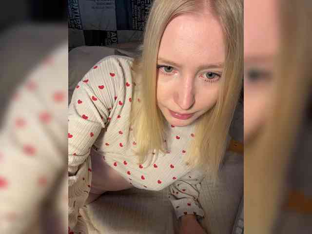 BLONDINO4KA webcam