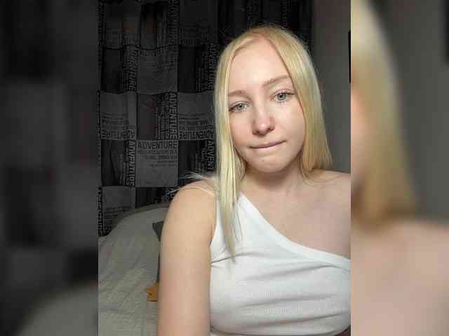 BLONDINO4KA webcam