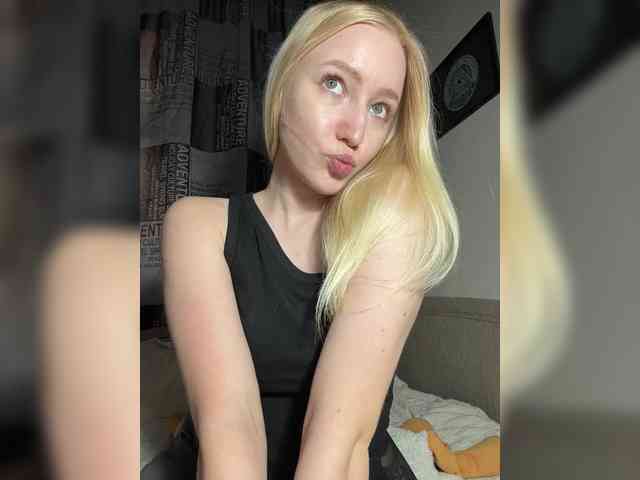 BLONDINO4KA webcam