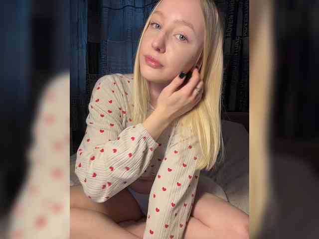 BLONDINO4KA webcam