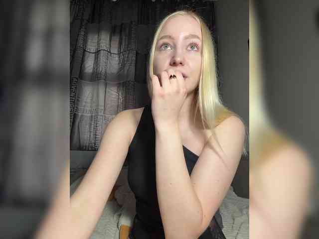 BLONDINO4KA webcam
