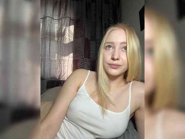 BLONDINO4KA webcam