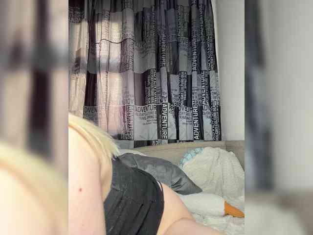 BLONDINO4KA webcam