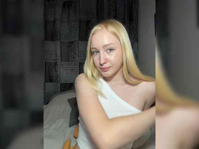 BLONDINO4KA webcam