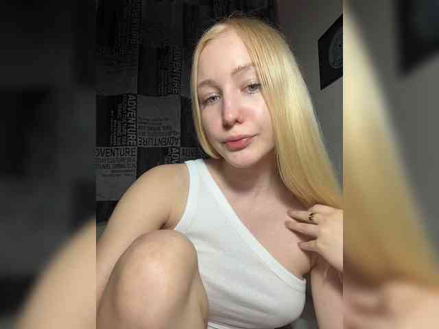 BLONDINO4KA webcam