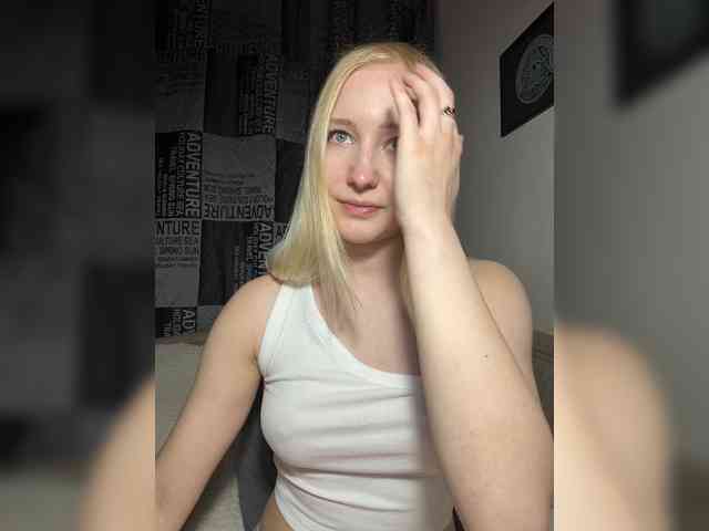 BLONDINO4KA webcam