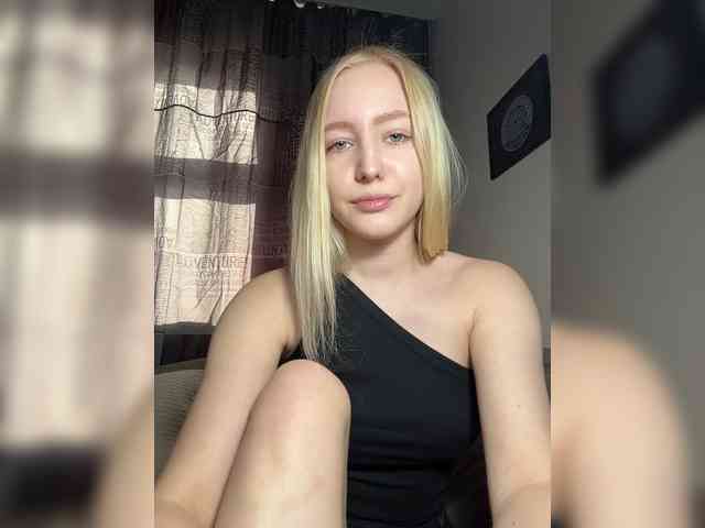 BLONDINO4KA webcam