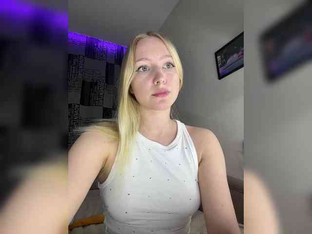 BLONDINO4KA webcam