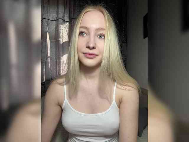 BLONDINO4KA webcam