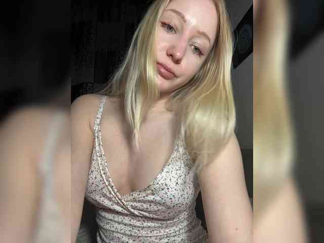 BLONDINO4KA webcam