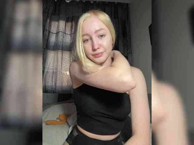 BLONDINO4KA webcam