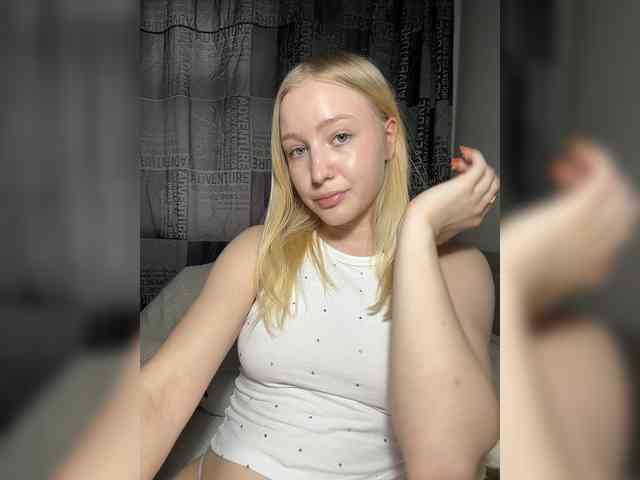 BLONDINO4KA webcam