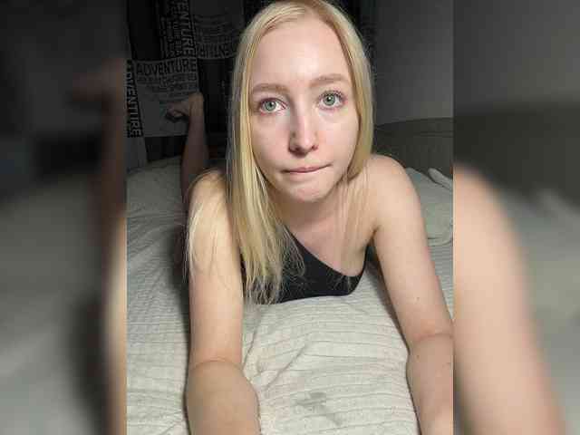 BLONDINO4KA webcam