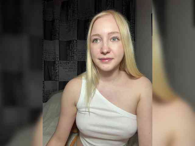 BLONDINO4KA webcam