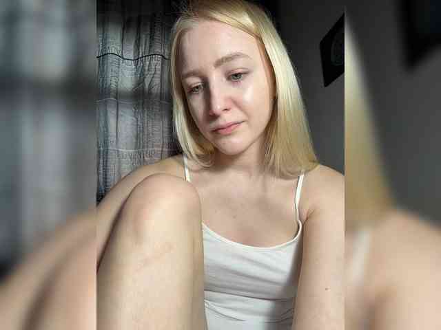 BLONDINO4KA webcam