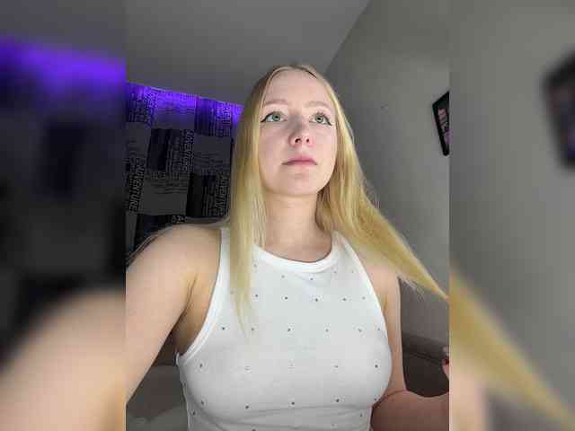 BLONDINO4KA webcam