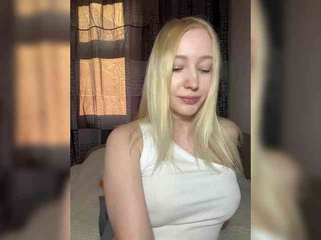 BLONDINO4KA webcam