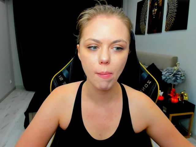 Strawberrye live cam on BongaCams