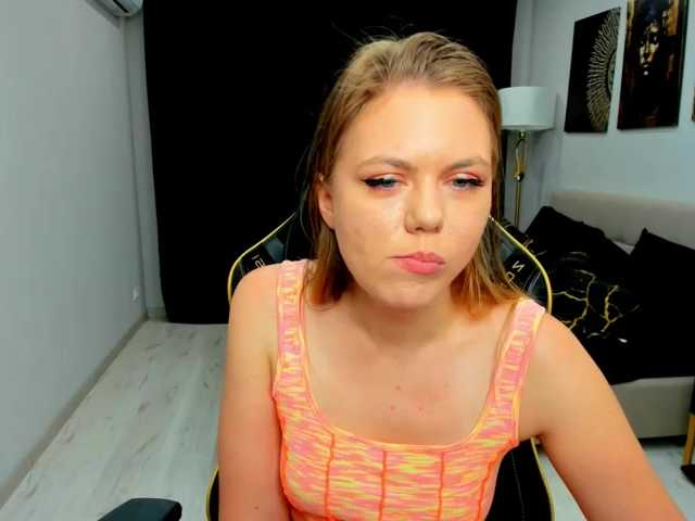 Strawberrye live cam on BongaCams