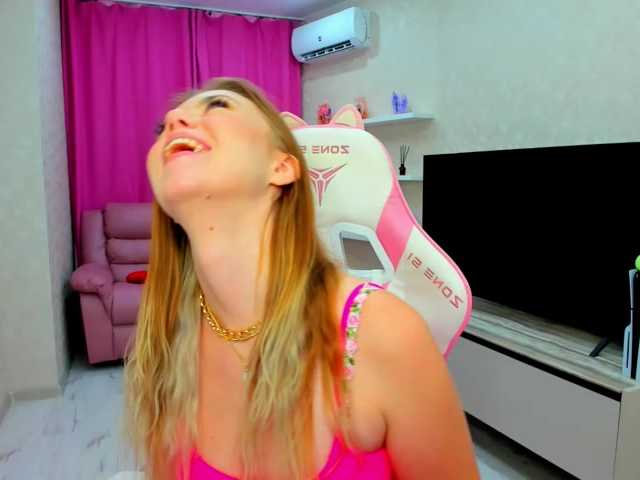 Strawberrye live cam on BongaCams