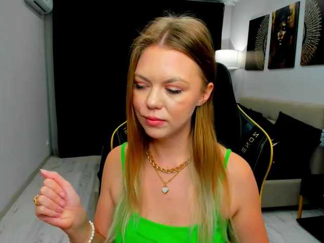 Strawberrye live cam preview