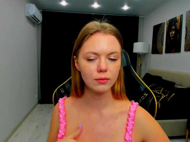 Strawberrye live cam on BongaCams