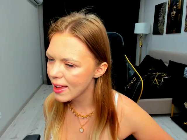Strawberrye live cam on BongaCams
