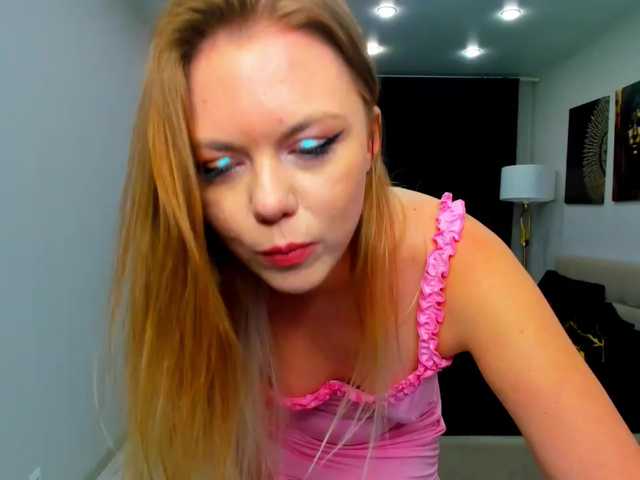 Strawberrye live cam on BongaCams