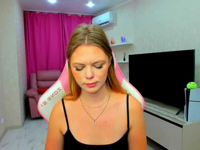 Strawberrye — live female cam