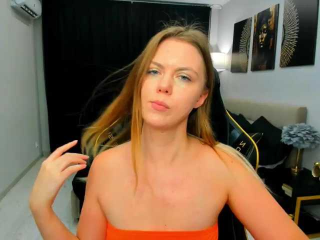 Strawberrye, live now on BongaCams