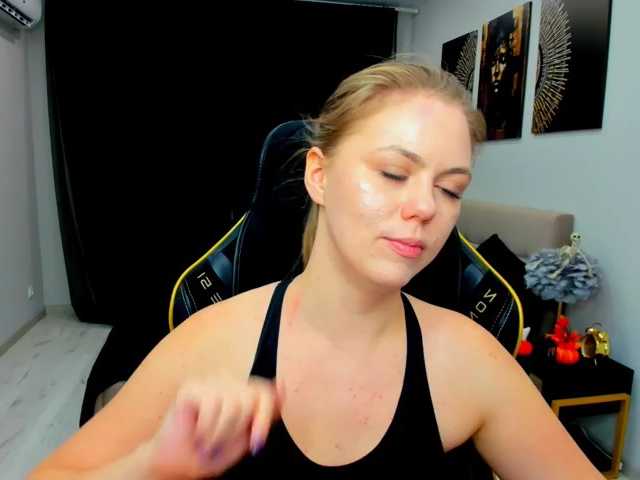 Strawberrye live cam on BongaCams