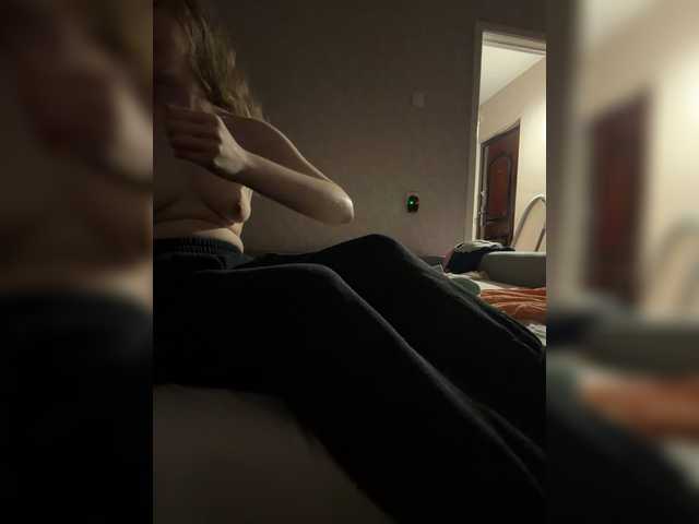 kisssssesmee live cam on BongaCams
