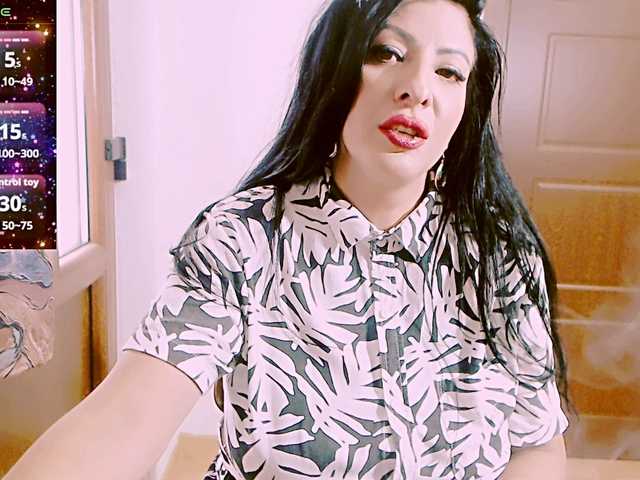 le modèle SexyAlina123 est en webcam porno dans un show sur le site bongacams, il possède les tags suivants: White/Caucasian,Brunette,Shaved