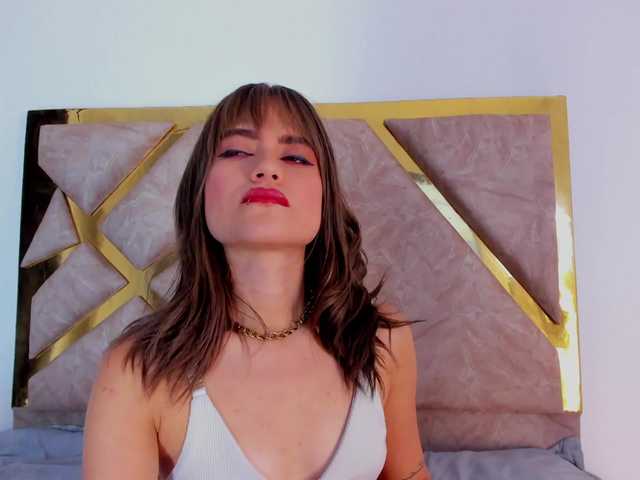 Alaiahammer live cam on BongaCams