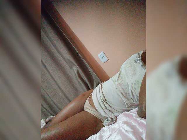 Estrelalua32 live cam on BongaCams