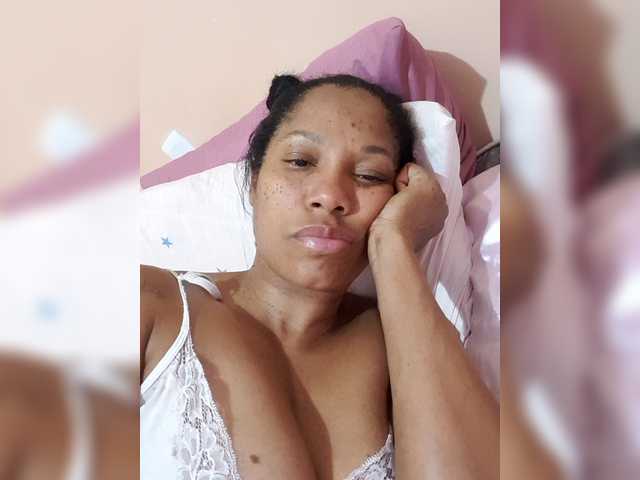 Estrelalua32 live cam on BongaCams