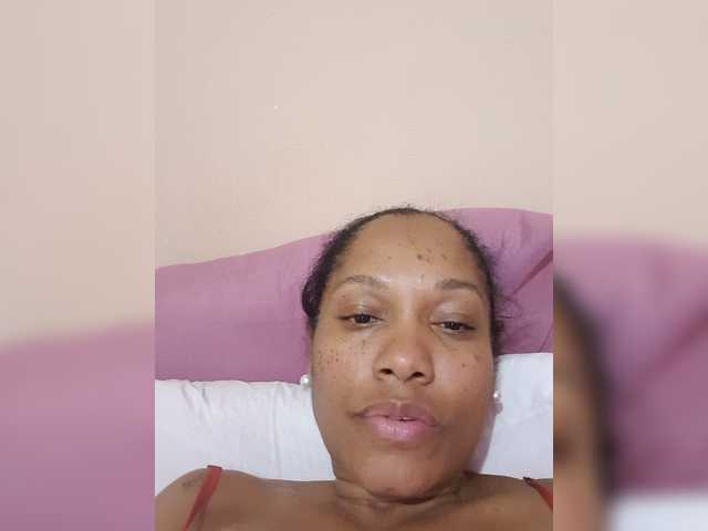 Estrelalua32 live cam on BongaCams