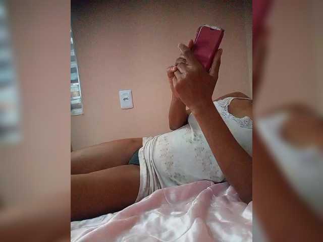 Estrelalua32 live cam on BongaCams