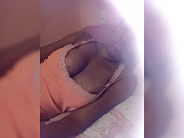 Estrelalua32 live cam on BongaCams