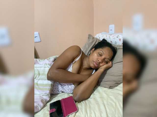 Estrelalua32 live cam on BongaCams